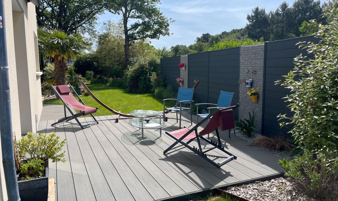 Clôture composite gris anthracite jardin résidentiel