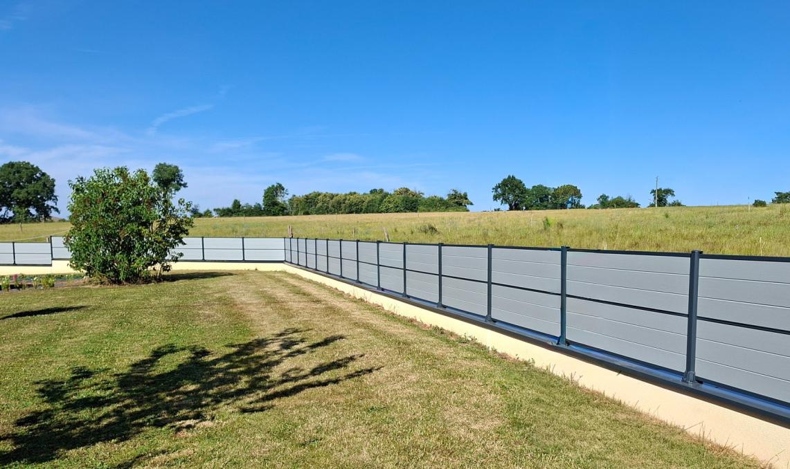 Clôture composite effet brossé Atmosphère Silvadec avec couvertine aluminium sur platine, pose Maison Jardin Tradition