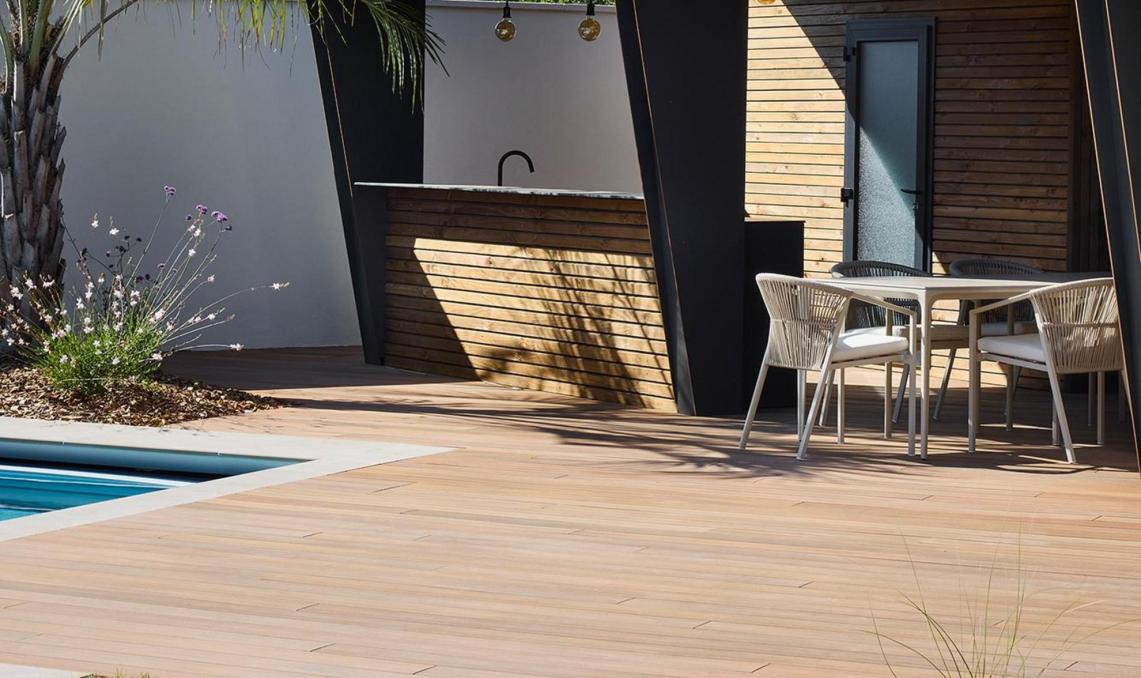 Pool-house contemporain à bardage bois cintré et terrasse composite Nuances Ipé, réalisation O'xygen Paysagist