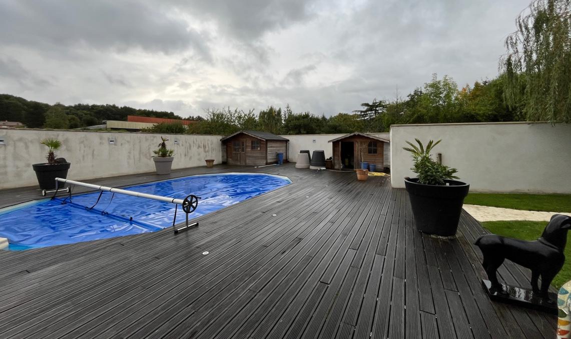 Avant rénovation : ancienne plage de piscine en composite vieilli, sol gris sans cohérence esthétique