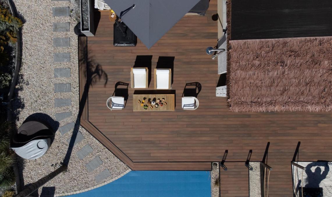 terrasse nuances ipé de la villa des oliviers vue de drone