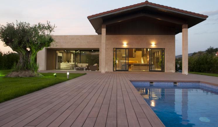 Terrasse Silvadec Brun Equateur avec une maison moderne espagnole
